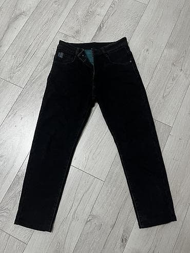 парный одежда: Джинсы черные, классический крой slim/straight. Пятикарманная модель — 1