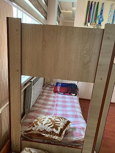 одна спалка кравать: Двухъярусная кровать в светлом древесном оттенке. - Два спальных — 4