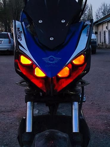 перья: Скутер Pantera. - Яркая передняя оптика: две основные фары — 4