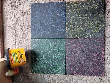 Квадратная резиновая плитка с яркими вкраплениями, подходящая для