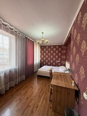 арт отель: Сдаётся светлая комната с большим окном и высоким потолком. Для двоих — 1