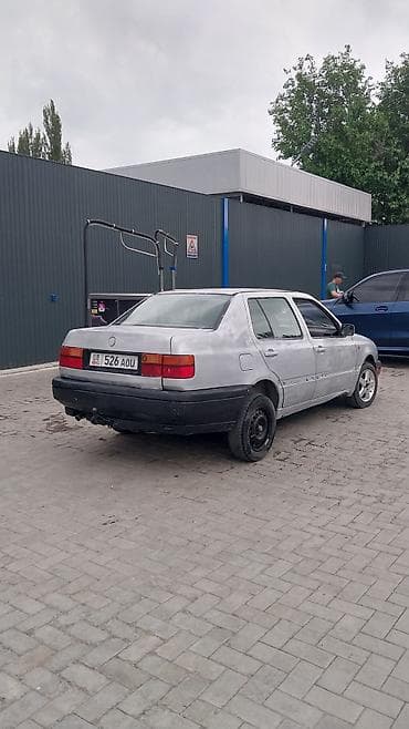 Транспорт: Volkswagen Vento: 1994 г., 1.6 л, Кол менен иштөөчү, Бензин, Седан — 3