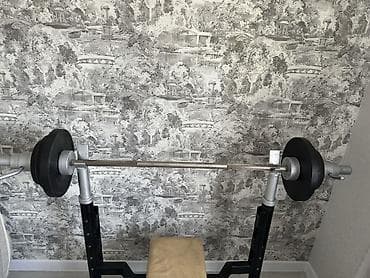 Силовая скамья со стойками под штангу и с советской штангой и