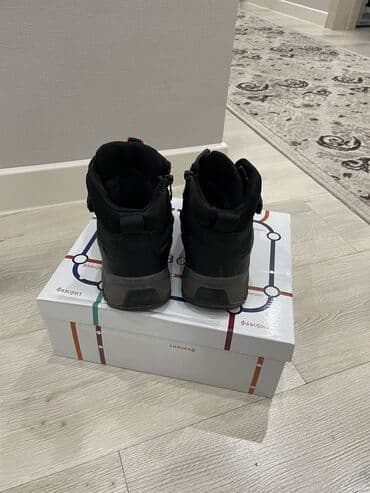 кросовки роликовые: Зимняя обувь и куртка на мальчика 6-7 лет в отличном состоянии, куртка — 4