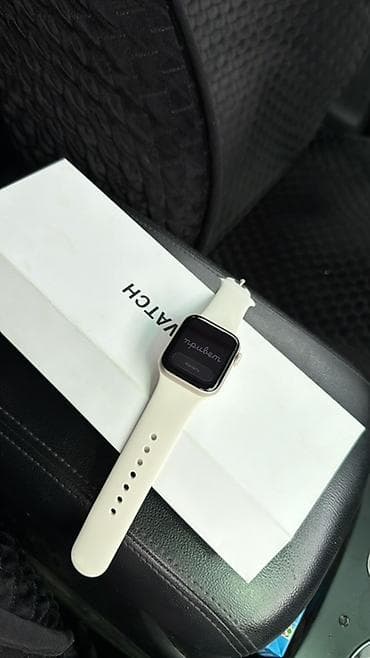 акар часы: Apple Watch с прямоугольным дисплеем и светлым спортивным ремешком — 1