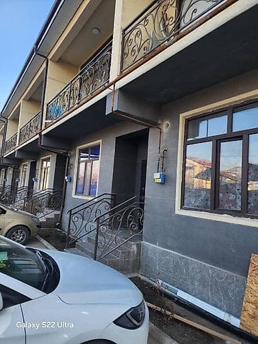 бу гараж: Таунхаус с балконом и парковкой сдою в аренду входа. - Два уровня: на — 1