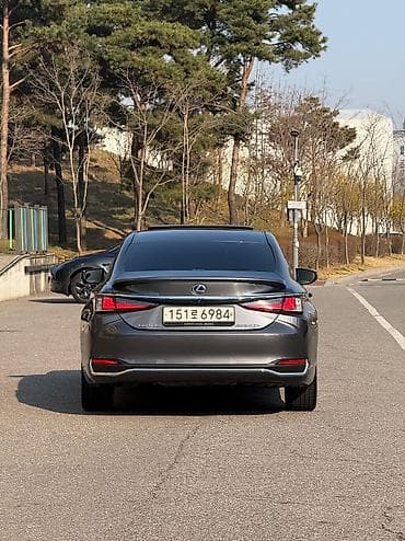 Lexus: Lexus ES: 2022 г., 2.5 л, Вариатор, Гибрид, Седан — 2