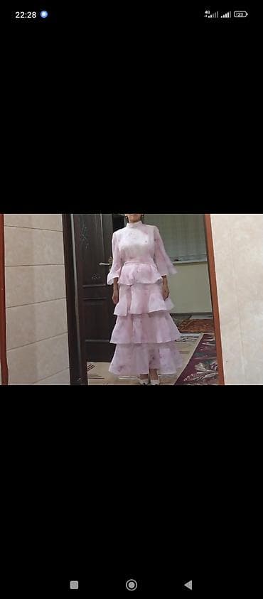 Платье женское, нарядное, пастельно‑розовое с нежным принтом. Верх с