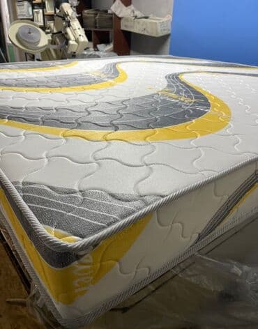 матрасы на кровать: Матрас с современным дизайном, сочетающим в себе серые, белые и жёлтые — 1