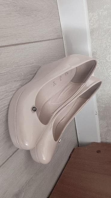 Бежевые женские туфли на скрытой платформе - Материал: лаковая