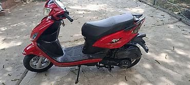 Скутер/мопед класса 50–125 см³, стильный городской вариант в ярком