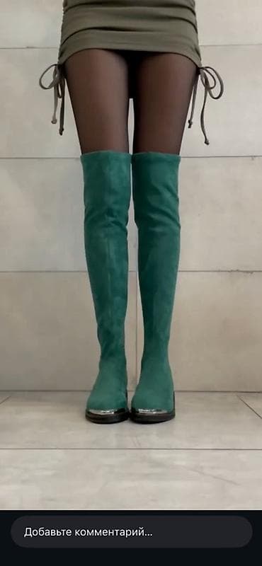 Угги: Замшевые ботфорты выше колена, изумрудно‑зеленый цвет. - Материал — 2