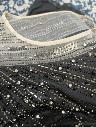 праздничные платья больших размеров для полных женщин: Вечернее черное платье в пол - Фасон: свободный, с акцентом на линию — 3