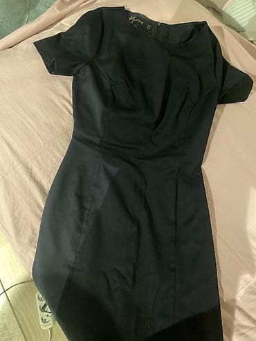 Көйнөктөр: Черное платье-футляр с короткими рукавами. - Силуэт: приталенный — 2