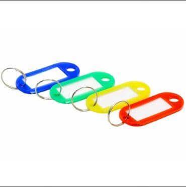 чехол для удостоверения: Брелок представляет собой пластиковый корпус, с бумажной вставкой — 3