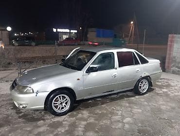 линолеум для авто: Седан серебристого цвета. Кузов 4‑дверный, тонированные задние стекла — 1