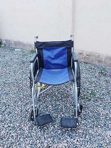 Медицинское оборудование: Инвалидная коляска с ручным приводом. Характеристики и особенности: - — 3