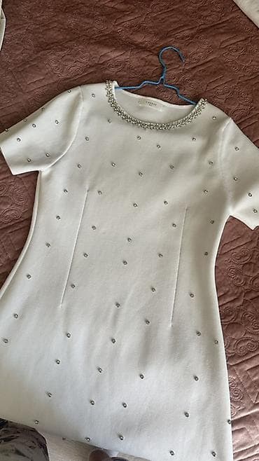 платье со стразами: Платье белого цвета с короткими рукавами и круглым вырезом, украшенным — 1