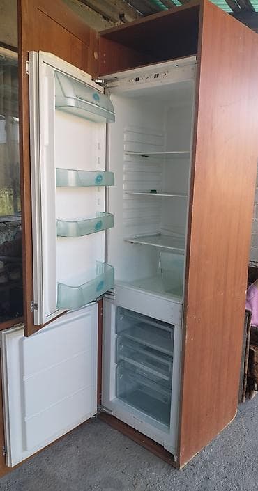 полочки в холодильник: Встраиваемый холодильник с морозильной камерой в высоком кухонном — 5