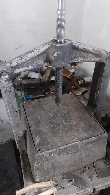 Автосервисное оборудование: Комплект оборудования для шиномонтажа и ремонта колес. Состав: - — 3