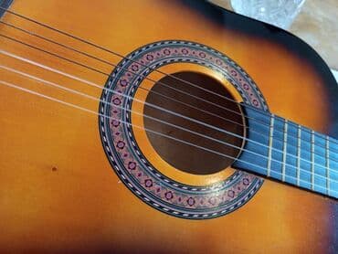 исык кол: Гитара б/у. В отличном состоянии. Струны - металл + нейлон. Район — 1