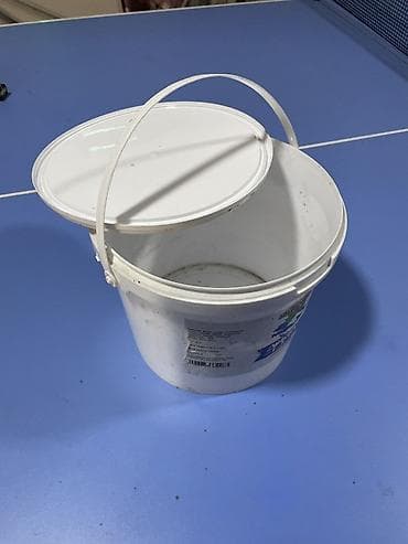 Пластиковое ведро с крышкой и ручкой. - Объём: ориентировочно 6 кг