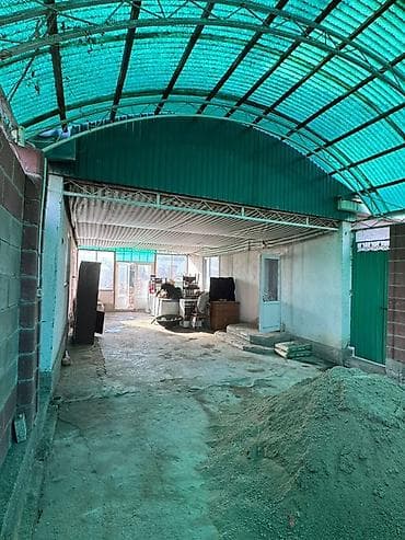 молодая гвардия: Дом с двором и крытым въездом/навесом. - Кирпичное ограждение и — 4