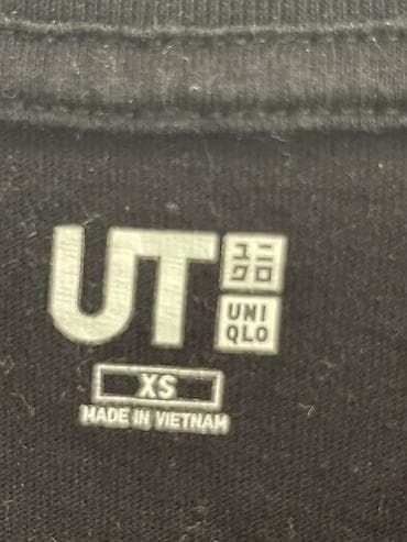 летняя рубашка: Футболка Uniqlo UT (линейка UT), размер XS. Черная, хлопок. На груди — — 3