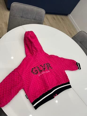 надпись на футболке: Продаю детскую толстовку. Абсолютно новая, с этикеткой. На 3-4 года — 4