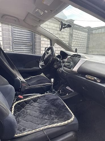 Унаа: Honda Jazz: 2011 г., 1.3 л, Кол менен иштөөчү, Бензин, Хетчбек — 5