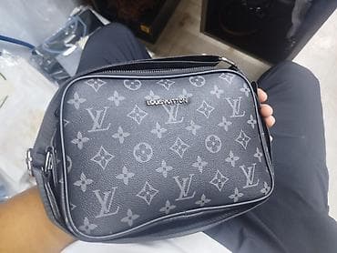 Сумки: Сумка через плечо Louis Vuitton - Компактная модель с фирменным — 1