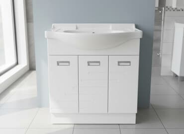 навесной шкаф для ванной: Тумба под раковину белого цвета с тремя дверцами, оснащенная — 1