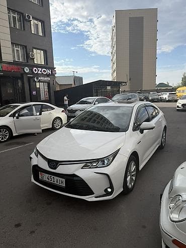 Toyota Corolla: 2021 г., Гибрид, Седан — 4