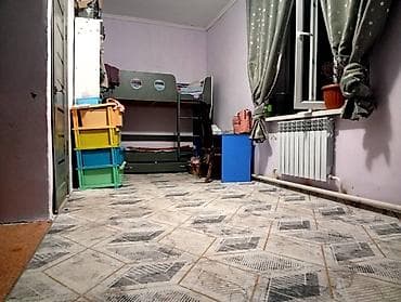 барачные дома: Продаётся двухэтажный кирпичный дом с высоким цоколем и ограждённым — 6