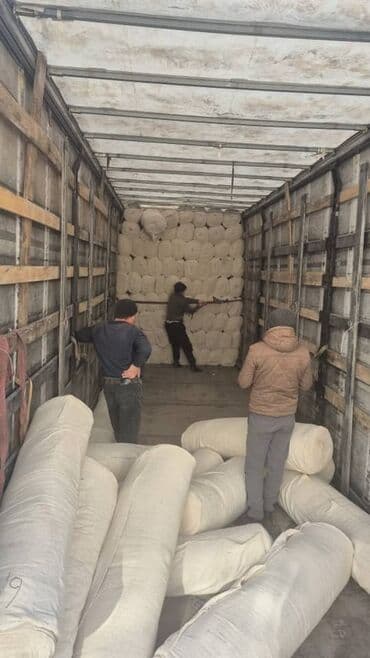 бумага для букетов: Рулоны белой ткани, сложенные и готовые к транспортировке. Этот — 4