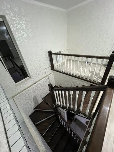 реставрация лестниц: Деревянная лестница с перилами и балясинами. Лестница выполнена в — 3