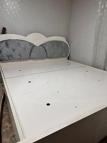 декорации: Двуспальная кровать, С мягким изголовьем, длина - 200 см — 3