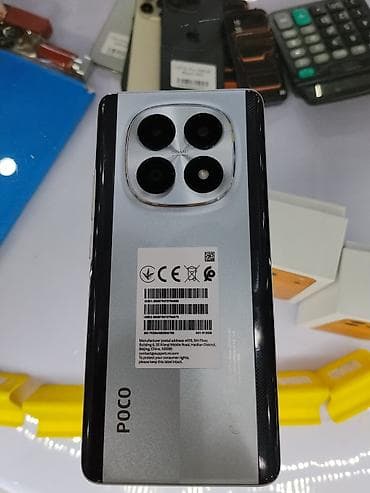 POCO смартфон с большим безрамочным дисплеем и центральным вырезом под