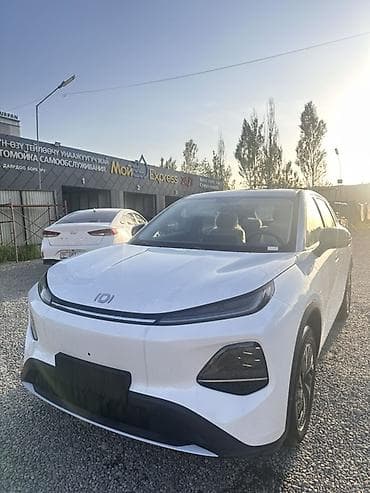 e2 byd: Электромобиль (кроссовер) белого цвета Основные особенности: - — 4