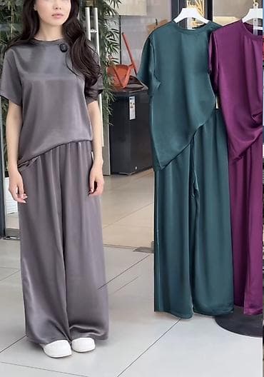 Костюм из гладкой атласной ткани: свободная футболка и широкие