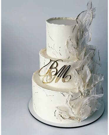 подарок девушке на день рождения: Детский торт, украшенный разноцветными леденцами, фигурками персонажей — 9