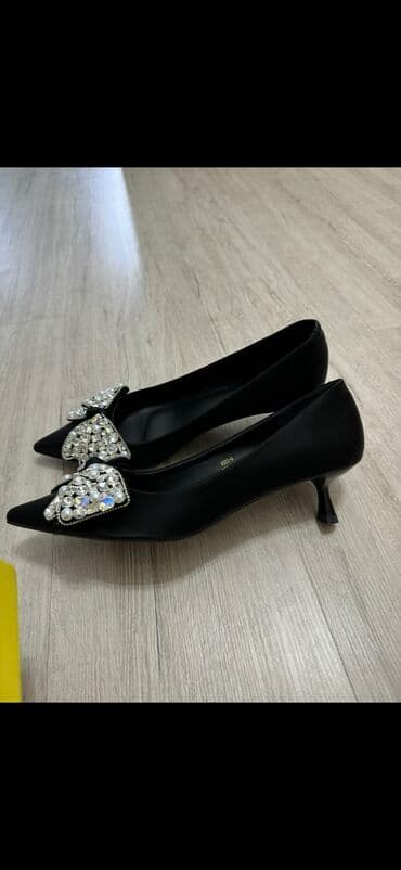 Прокат одежды: Туфли 39 размер 2500 сом Состояние идеальное Каблучок 2 см — 3