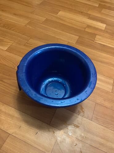 Продаю горшки: два новых по 500 сом каждый и зеленый с крышкой б/у в — 2