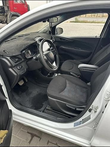 2017: Chevrolet Spark: 2017 г., 1 л, Автомат, Бензин, Хэтчбэк — 4