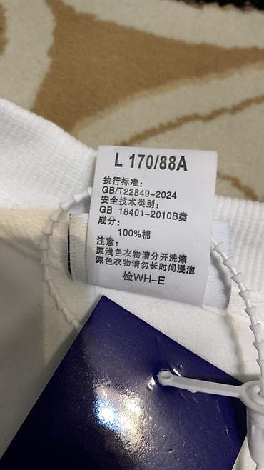 одежда мужской: Белый свитшот wassup - Цвет: белый - Принт: вертикальный логотип — 3