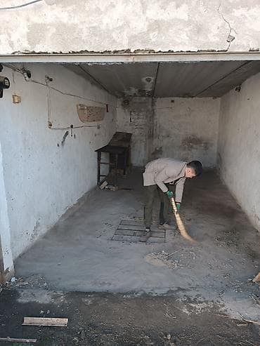 авто гараж: Гараж боксового типа с распашными металлическими воротами. - — 2