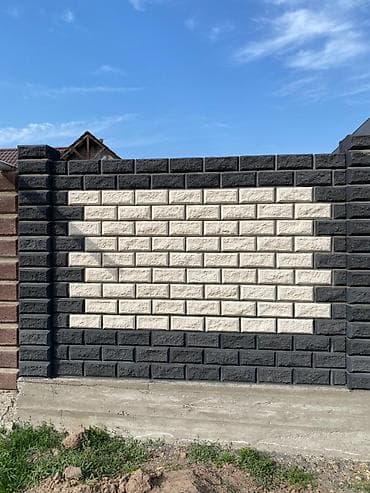 Секция декоративного забора из бетонных панелей под кирпич. -