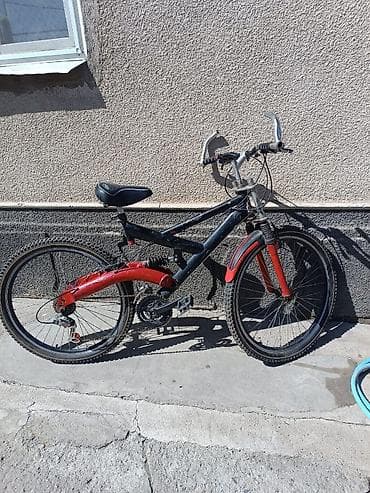 Горный велосипед с полноразмерными колесами (примерно 26"). Рама