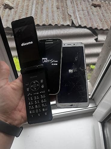 лот смартфонов: Два телефона. 1) Кнопочный раскладной телефон NTT Docomo (японская — 1