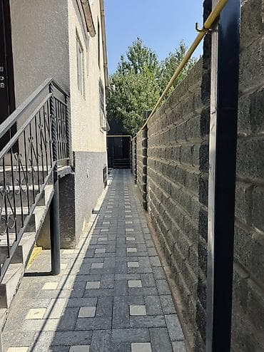Үйлөр: Продается два дома на одном участке, первый дом полуподвальный а — 3